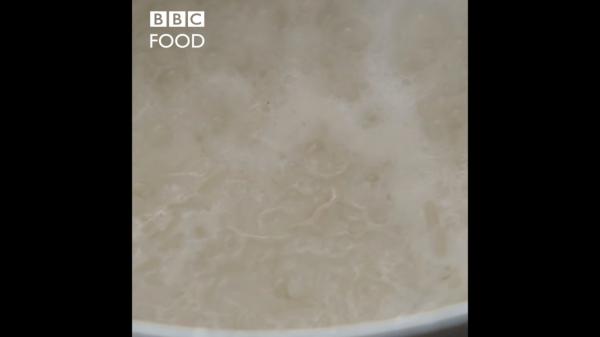 Ведущая BBC приготовила рис и людям стало плохо от увиденного. Ведь она сделала неправильно всё, что возможно