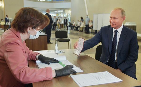 "Что у вас на груди? Это провокация". Как я голосовала на одном участке с Путиным - и напугала полицейских
