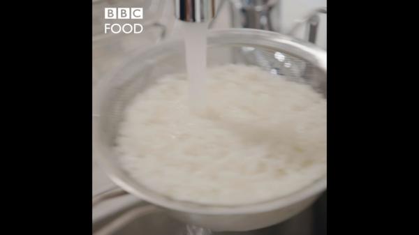 Ведущая BBC приготовила рис и людям стало плохо от увиденного. Ведь она сделала неправильно всё, что возможно