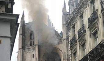 Во Франции горит собор Святых Петра и Павла. Огонь достигает свода, и пожар уже сравнивают с Нотр-Дамом