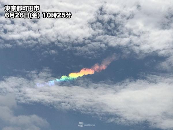 Nyan cat пробежал над Японией и взорвал местный твиттер. Фотографии необычного неба уже разошлись на мемы