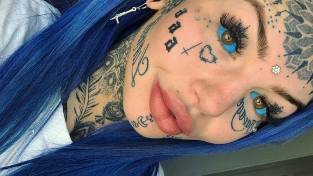 Девушка с татуировкой и пирсингом на лице: «У нас в городе это дико»