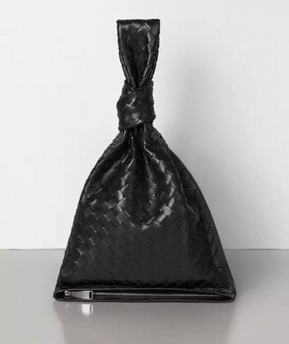 Люди увидели модную сумку от Bottega Veneta и нашли ей дешёвую замену. Ведь такая есть в любом супермаркете