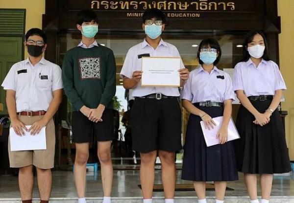 Тайские школьники не хотят мириться с десс-кодом. И их акциями протеста можно сломать не систему, а психику