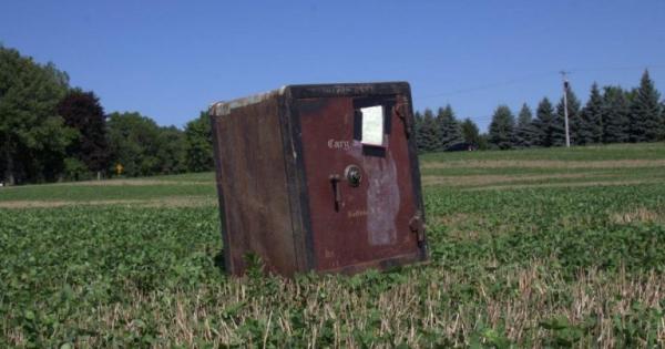 Фермер нашёл старый сейф с запиской, но его не открыть. "Это к лучшему", решили те, кто уже знает, что внутри