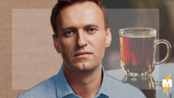 Алексей Навальный впал в кому после отравления. И в комментариях к кофейне, где он пил чай, настоящий ад