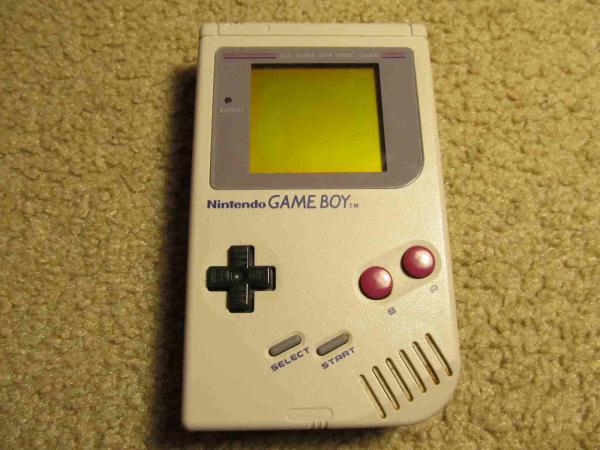 Папа подарил дочке Game Boy, а вышел тест на старость. Для тех, кого обрадовал бы презент, есть плохие новости