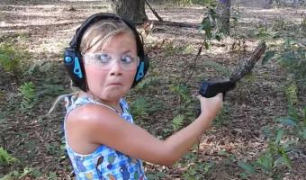 «Будущий массовый стрелок». Малышка показала класс в стрельбе с двух рук, но у людей вопросы к её родителям