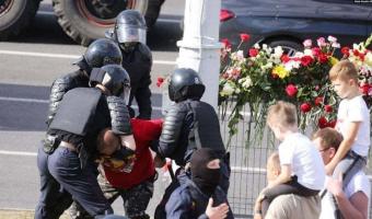 Мужчина из Беларуси подарил силовику цветы, и получил ответку – задержание. Но попал в мемы (дело в футболке)