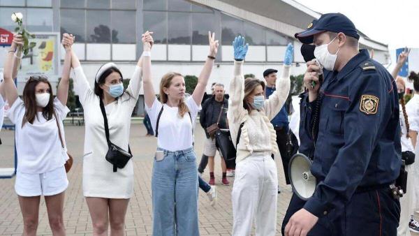 Белоруски вышли на мирный митинг против насилия и власти. Но реакция мужчин в Сети уничтожила идею