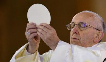 Папа римский взял в руки хлеб и стал мемом. Но этот абсурдный тренд смешит всех, кроме католиков