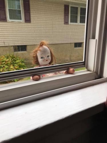 Девушка выкинула старую куклу из дома XIX века. Утром она выглянула в окно - и едва не поседела