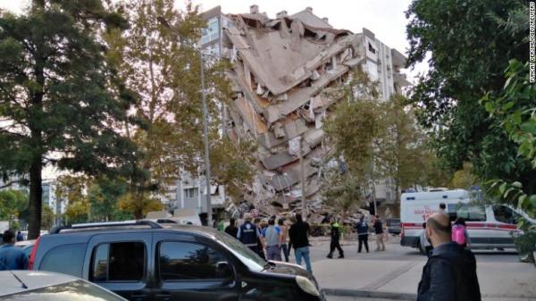 Землетрясение внезапно обрушилось на Турцию и попало на стрим блогера. За собаку парня становится страшновато