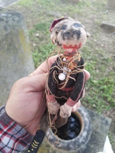 Парень нашёл на кладбище необычную куклу с запиской. Люди перевели её и повергли парня в шок - он в опасности