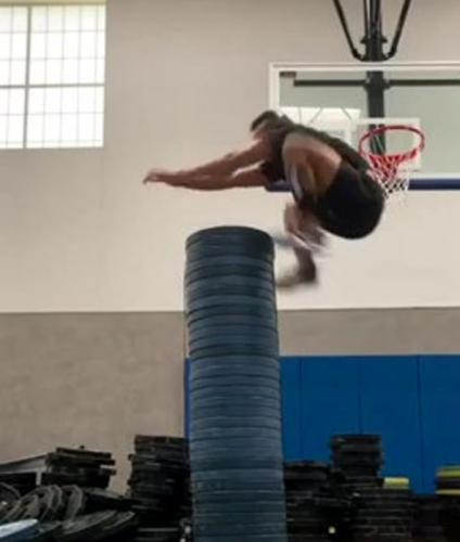Спортсмен прыгнул в высоту - и гравитация покинула чат. Видео с ним доказало: возможности человека безграничны