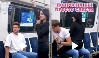 Блогерша из Санкт-Петербурга запрыгивает на парней в метро. Но реакция участников пранка — боль для людей