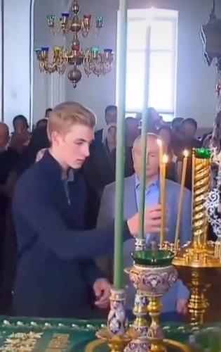Из видео с Колей Лукашенко в церкви собрали ролик о его эволюции. И шутники уже раскрыли секрет красоты парня