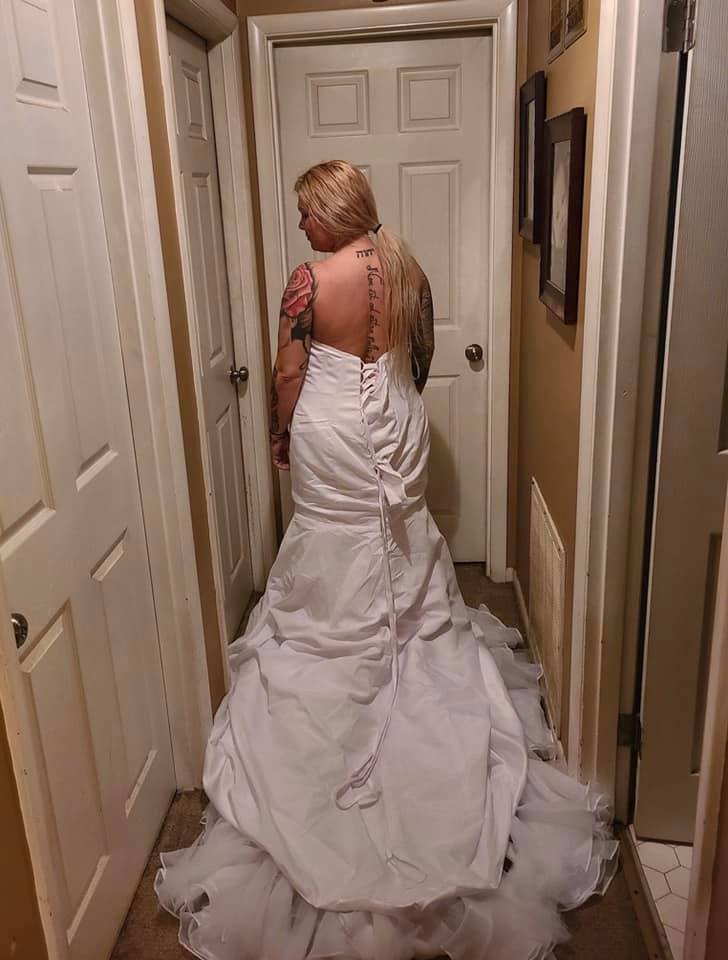 Невеста заказала ужасное свадебное платье, но зря пожаловалась продавцу. Ответ заставил её гореть от стыда
