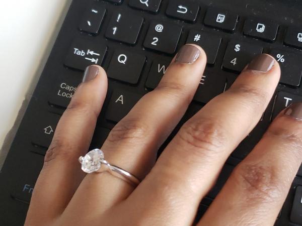 Женщина надела кольцо и сразу же стала женой.