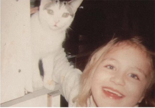 Девушка повторила фото с питомицей спустя 20 лет. А люди уверены - подпись к снимку сделала сама кошка