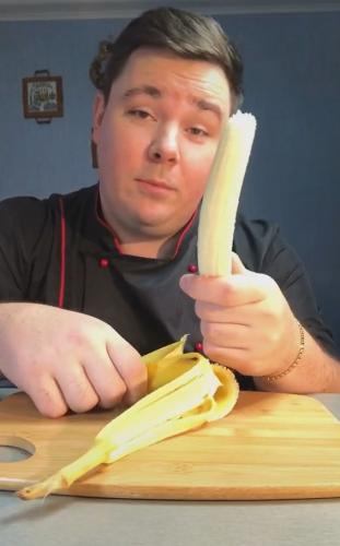 Парень показал, как приготовить свинину из кожуры банана.