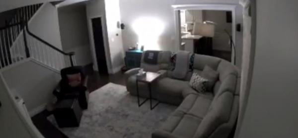 Женщина проверила камеры видеонаблюдения в своём доме