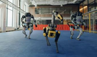 Роботы Boston Dynamics отожгли под музыку в тусовке из будущего. А кожаные мешки от ужаса налепили мемы