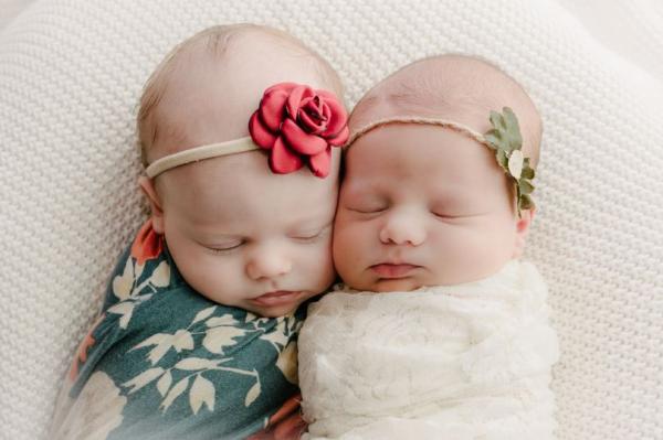 Дети выглядят как близнецы, но родились от двух мам в разное время. Похожи они не только внешне, но и в ДНК