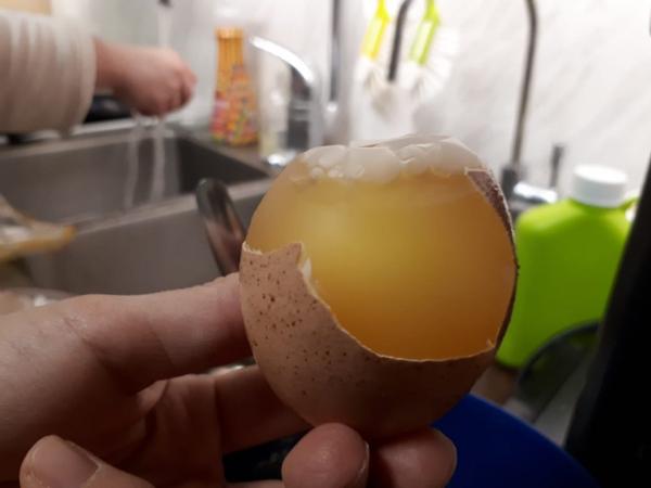 Парень почистил сырое яйцо и нашёл внутри сюрприз. Киндер отдыхает, когда в дело вступают суровые куры