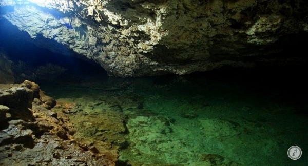 Дайверы заплыли в подводную пещеру, где их ждала пугающая находка. Из-за неё эти места начали считать гиблыми