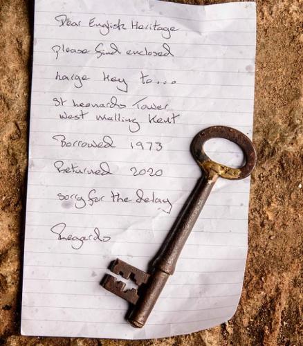 Владельцы замка гадали, куда пропал ключ. Самое интересное началось, когда он вернулся через 50 лет с запиской