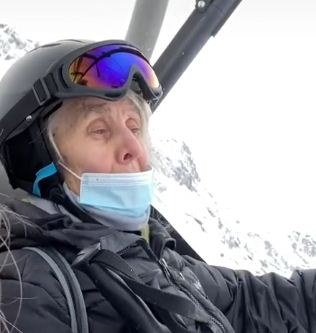Девушка решила отпраздновать свой ДР, катаясь на лыжах с гор. У неё юбилей — 80 лет