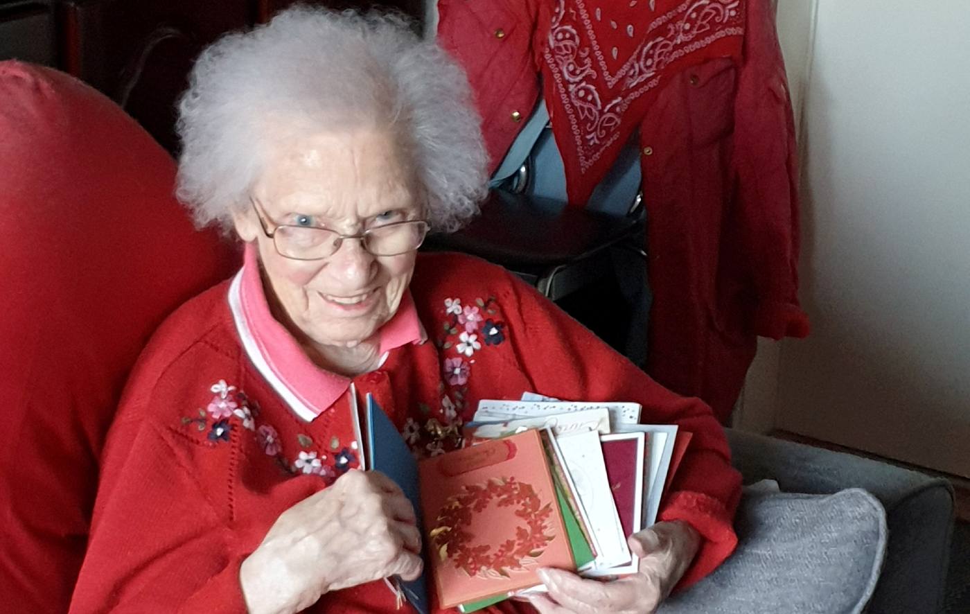 Бабушка получила. Впервые бабушка. Рождественские фото с бабушкой. Бабушка сделала подарок внучке. Бабушка в Фейсбуке.