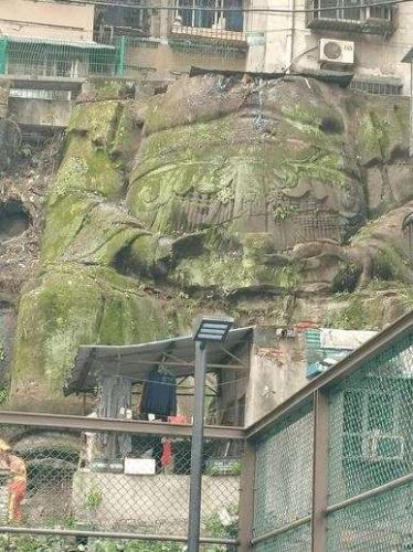 В Китае во время реставрации многоэтажного дома обнаружили статую Будды. Жильцы в страхе - годами