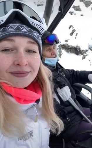 Девушка решила отпраздновать свой ДР, катаясь на лыжах с гор. У неё юбилей — 80 лет