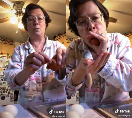 Как быстро почистить варёное яйцо. Бабуля сделала это ртом, но повторять за ней зрителям не хочется