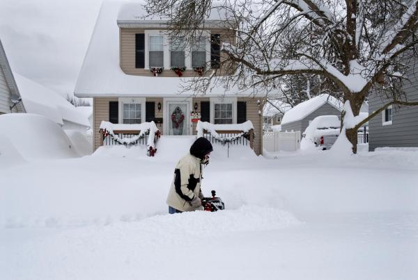 Коммунальщики убрали снег у дома, но спасибо им не сказали. Ведь им они засыпали хозяина в машине на 10 часов