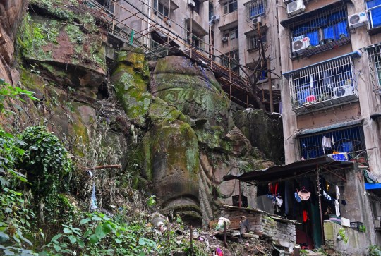 В Китае во время реставрации многоэтажного дома обнаружили статую Будды. Жильцы в страхе - годами