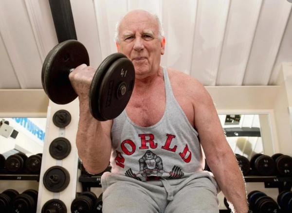 Дедуля в 83 года ставит рекорды по становой тяге. Секретом силач делится легко: это диета и божья помощь