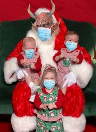 Теперь дети просят подарки не у Санты, а у Сатаны. Опечатка, которая сделала новогоднюю традицию жутковатой