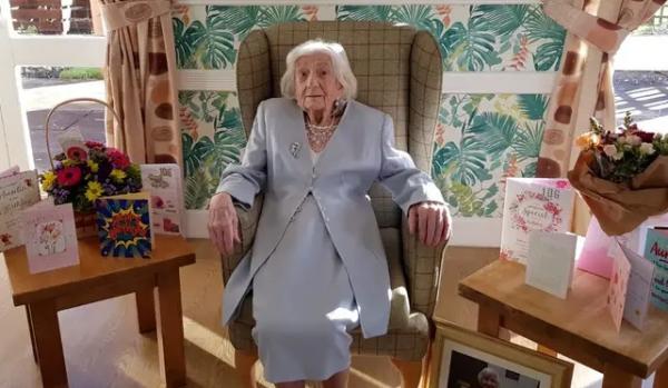 Отметившая 106-летие бабушка делится лайфхаком. Кровь девственниц не нужна, хватит и молока с вискариком