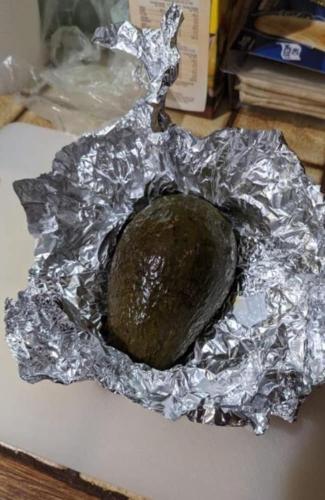 Хозяйка показала, как сделать из зелёного авокадо спелый. Для этого ей нужно 10 минут не выходить из кухни