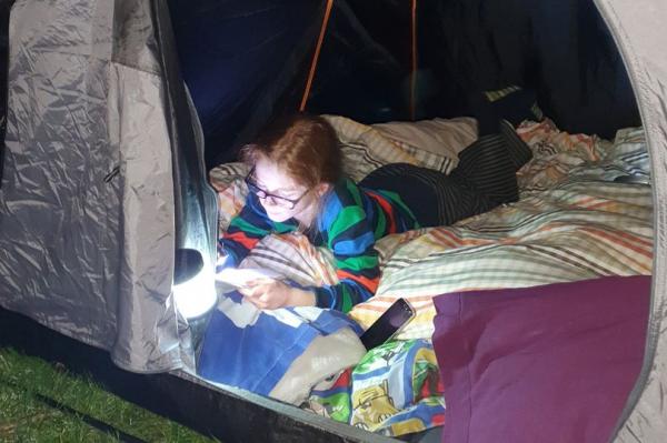 Мальчик ночует в палатке на улице и доволен этим. Так он смог заработать и (почти) начать путь Робин Гуда