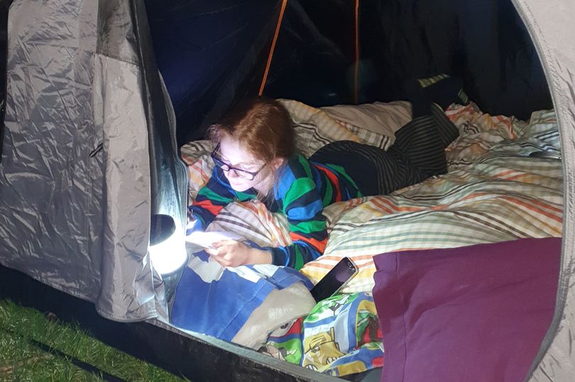 Подруга пришла ночевать. Спать в палатке. Ночевка в палатке летом. Палатки для мальчиков. Сон в палатке летом.