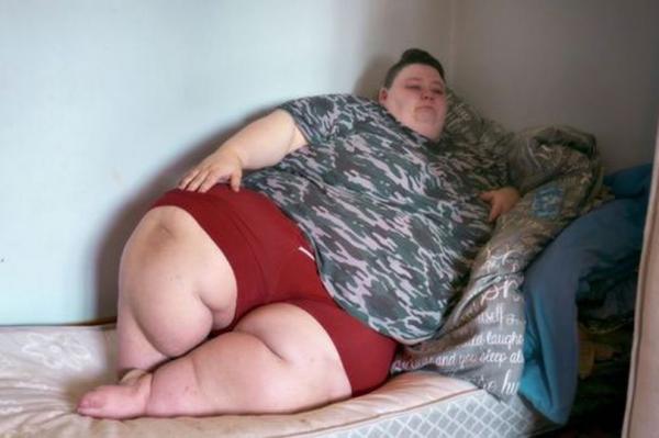 Весящий 260 килограмм парень мечтает об операции. Дело не в весе - он уверен: внутри него живёт красивая "она"