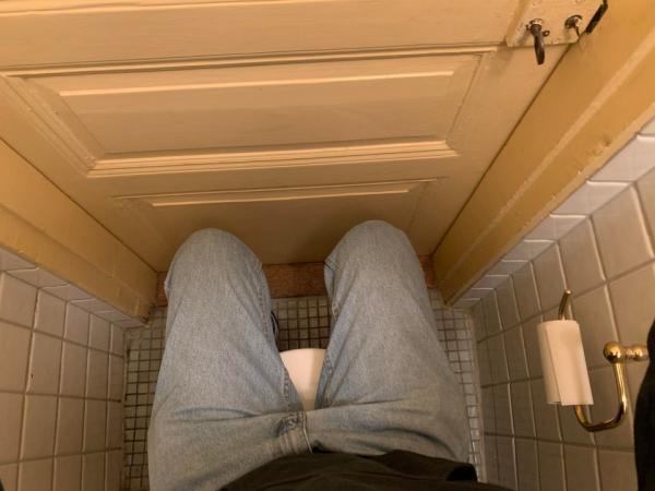 Парень узнал, как выглядят туалеты в Швейцарии. Если вы больше метра ростом, эта страна создана не для вас
