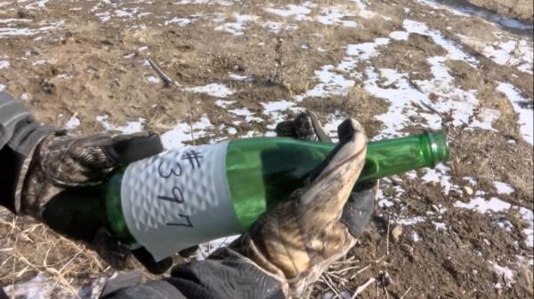 Охотник нашёл бутылку 40-летней выдержки. Но его ждал не алкоголь, а послание из прошлого