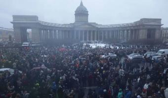 Задержания, травмы и закиданное снежками правительственное авто. Как прошли протесты в России 23 января