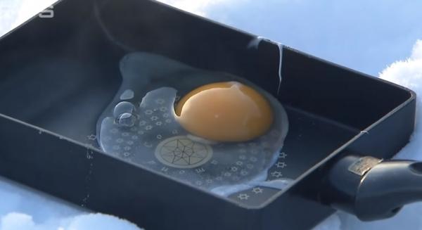Как пожарить яйцо без огня? Японцы показали лайфхак, как сделать яичницу на снегу - сибирякам он понравится