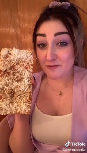 Девушка показала, что ест пиццу не так, как все, и сломала людей. Теперь они верят: ей пора к психологу